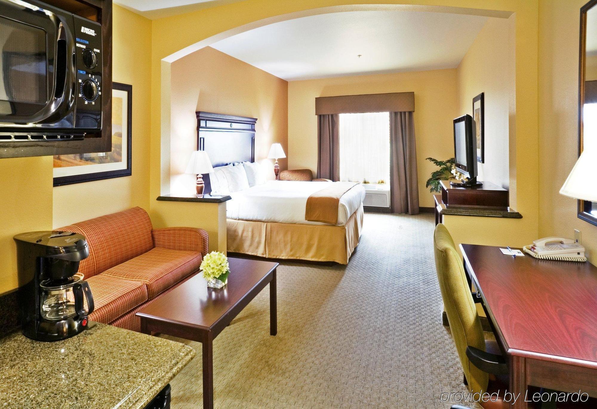 Holiday Inn Express & Suites Texarkana By Ihg Room photo