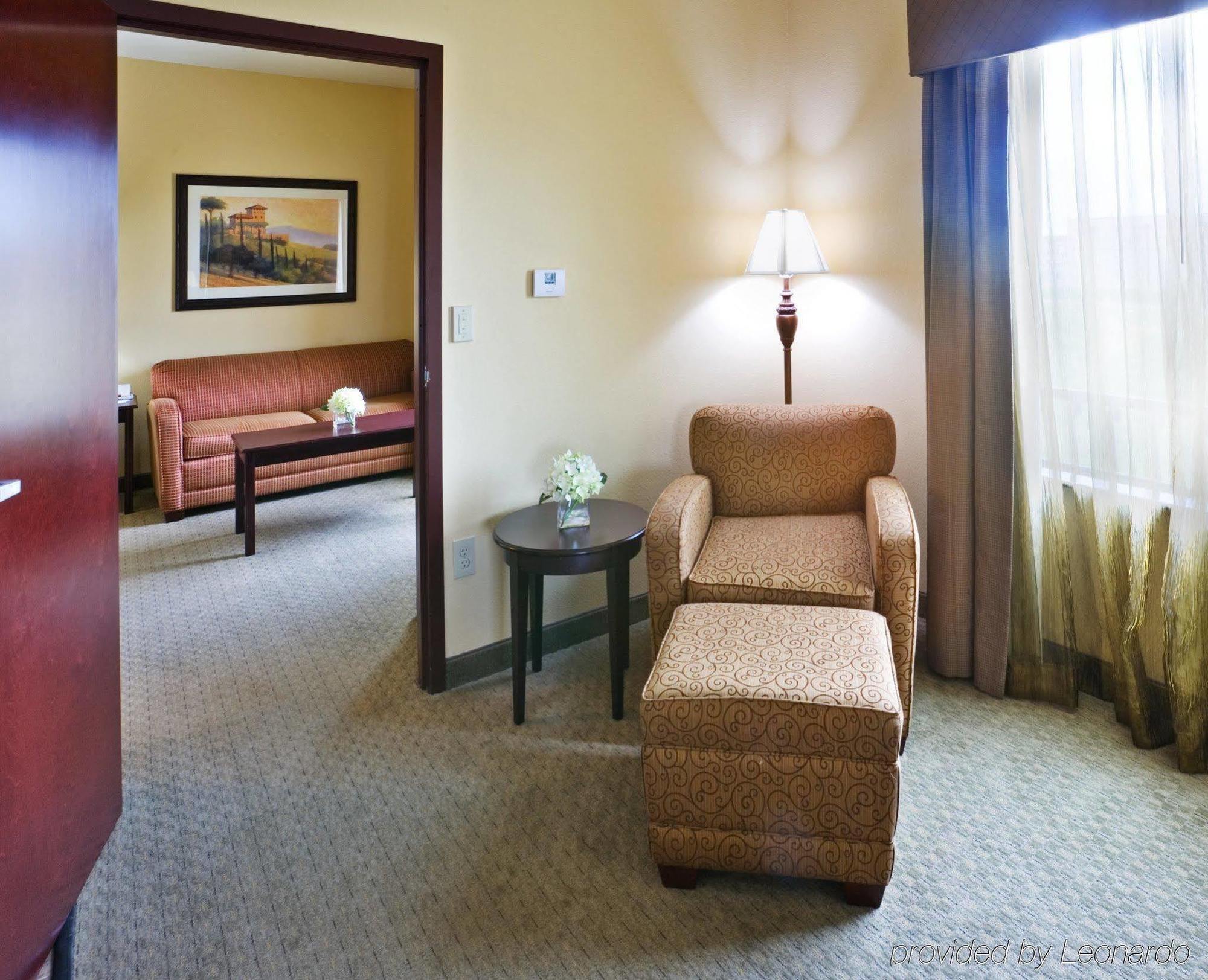 Holiday Inn Express & Suites Texarkana By Ihg Room photo